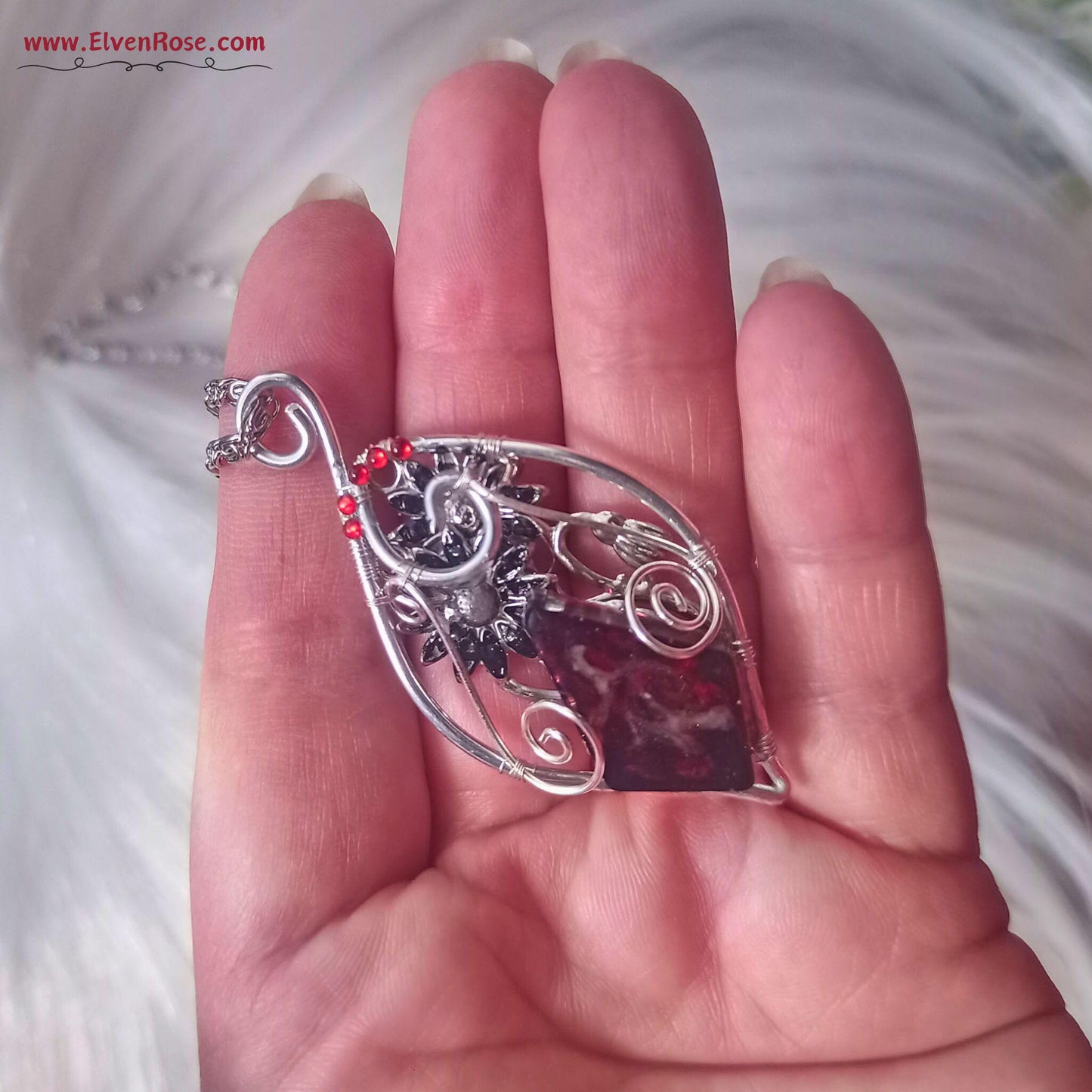 "Shadowthorn Flame" dark elf pendant - Elven Rose