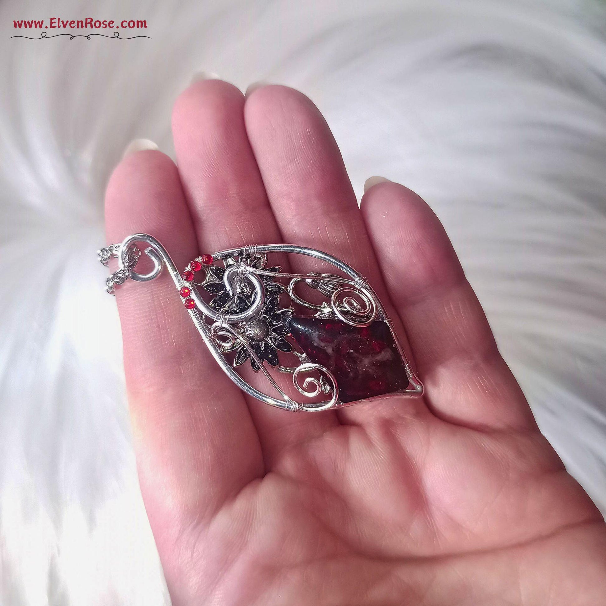 "Shadowthorn Flame" dark elf pendant - Elven Rose